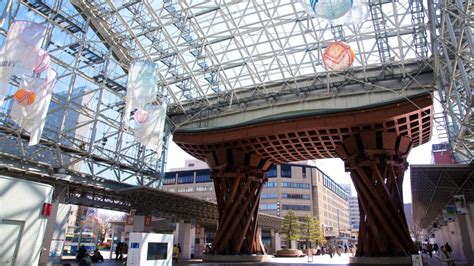One Night in Kanazawa: 24 Hours in the City of Gold .